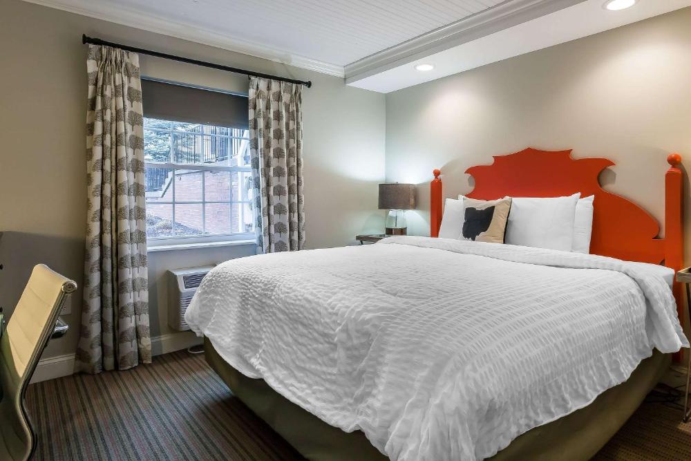 Deluxe King Room interior